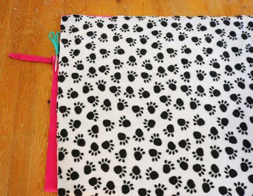 Free Crafting Ideas No Sew Dog or Cat Bed Instructions Image 1